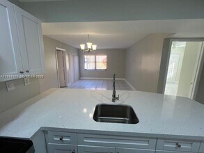 6395 W 27th Ct in Hialeah, FL - Foto de edificio - Building Photo