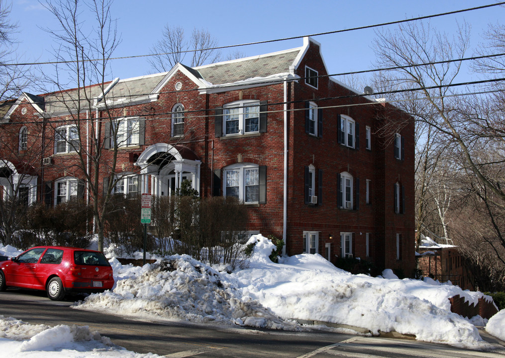 2524 41st St NW in Washington, DC - Building Photo