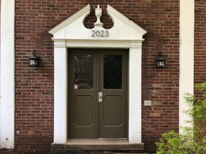 2023 Edgecliff Point in Cincinnati, OH - Building Photo - Building Photo