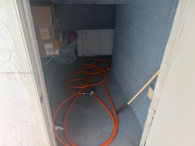 11992 NW 11th St in Pembroke Pines, FL - Foto de edificio - Building Photo