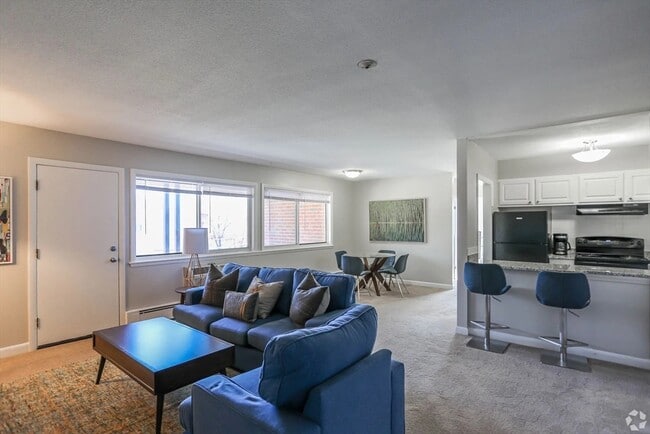 8 Lakeview Gardens in Natick, MA - Foto de edificio - Building Photo