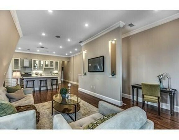 22 Hamlet St, Unit 4 in Somerville, MA - Building Photo - Building Photo