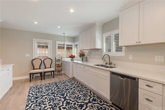 2145 W Cris Ave, Unit Room 1 in Anaheim, CA - Building Photo - Building Photo