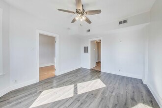 2164 N Oakley Ave in Chicago, IL - Building Photo - Building Photo