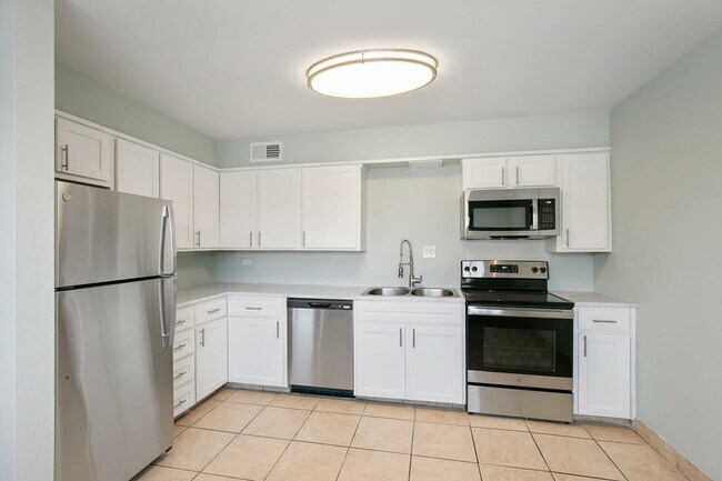 LaRonja Apartments in Lakewood, CO - Foto de edificio - Building Photo