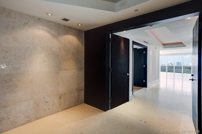 400 Alton Rd, Unit 3601 in Miami Beach, FL - Building Photo - Building Photo