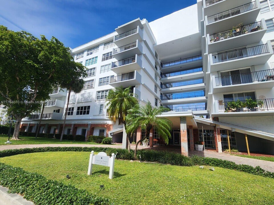 1001 91st St, Unit # 412 in Bay Harbor Islands, FL - Foto de edificio