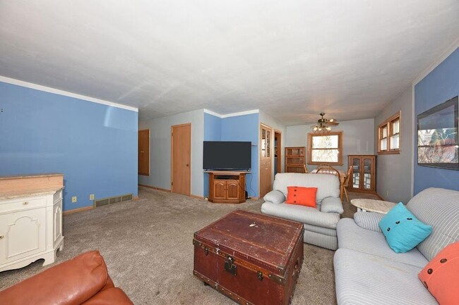 1927 N 118th St in Wauwatosa, WI - Foto de edificio - Building Photo