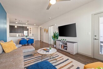 711 W Broadway Rd in Tempe, AZ - Foto de edificio - Building Photo