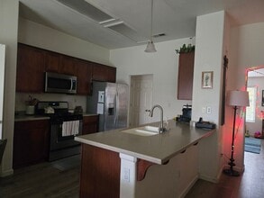 1818 W Picadilly Ln in Hanford, CA - Building Photo - Building Photo