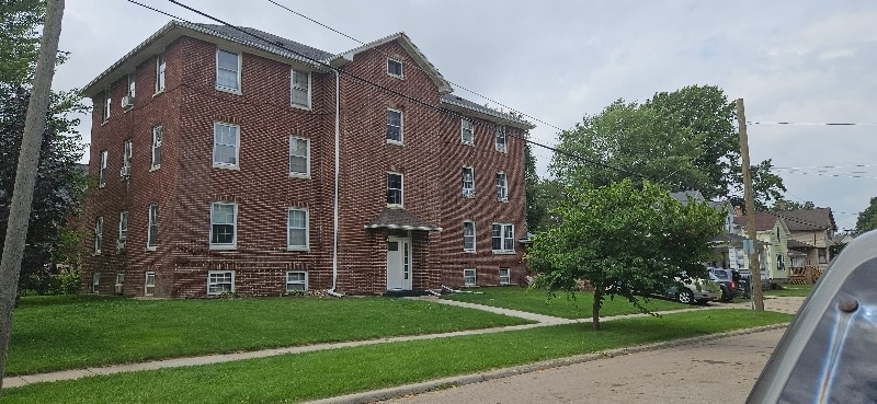 208 W Sycamore St in Sycamore, IL - Building Photo