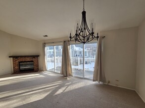 603 Stone Cir Ct, Unit V2 in Schaumburg, IL - Building Photo - Building Photo