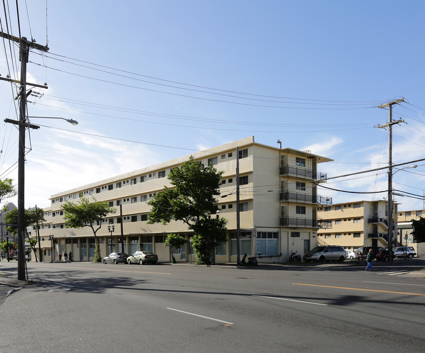 Island West Apartments in Honolulu, HI - Building Photo