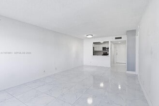 140 Lakeview Dr in Weston, FL - Building Photo - Building Photo