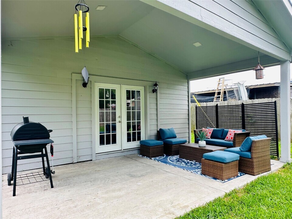 12218 Hillcroft St in Houston, TX - Building Photo