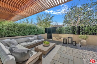 724 Croft Ave in Los Angeles, CA - Building Photo - Building Photo