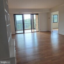 5901 Mt Eagle Dr, Unit 609 in Alexandria, VA - Foto de edificio - Building Photo