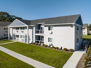 Brookwood at Sayville in Sayville, NY - Foto de edificio - Building Photo