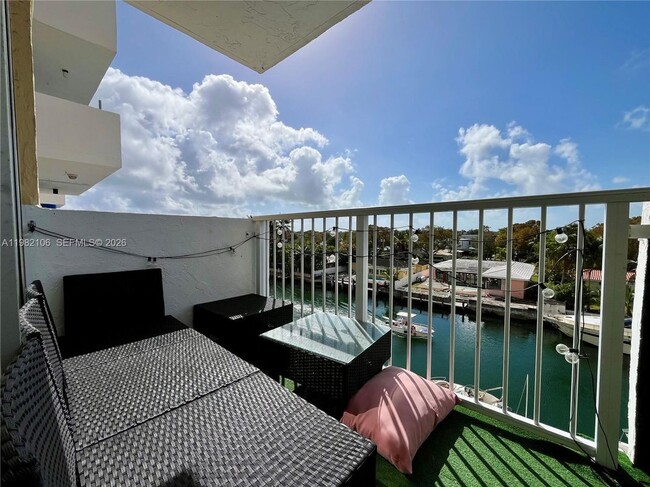 2020 NE 135th St in North Miami, FL - Foto de edificio - Building Photo