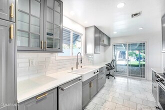 23353 Balmoral Ln in Los Angeles, CA - Building Photo - Building Photo