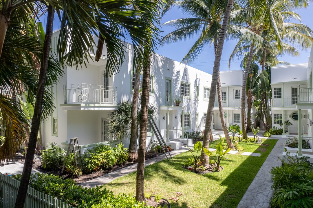 Park Front Apartments in Miami Beach, FL - Building Photo