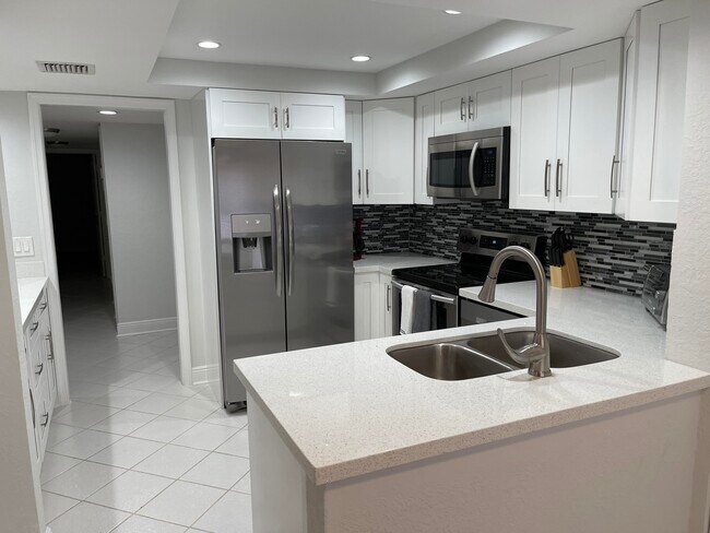 1660 12 Oaks Way in North Palm Beach, FL - Building Photo - Building Photo
