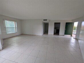 9405 W Flagler St in Miami, FL - Foto de edificio - Building Photo