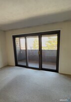 204 Towne House Rd in Hamden, CT - Building Photo