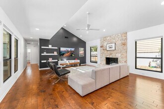 11502 Oak Knoll Dr in Austin, TX - Building Photo - Building Photo