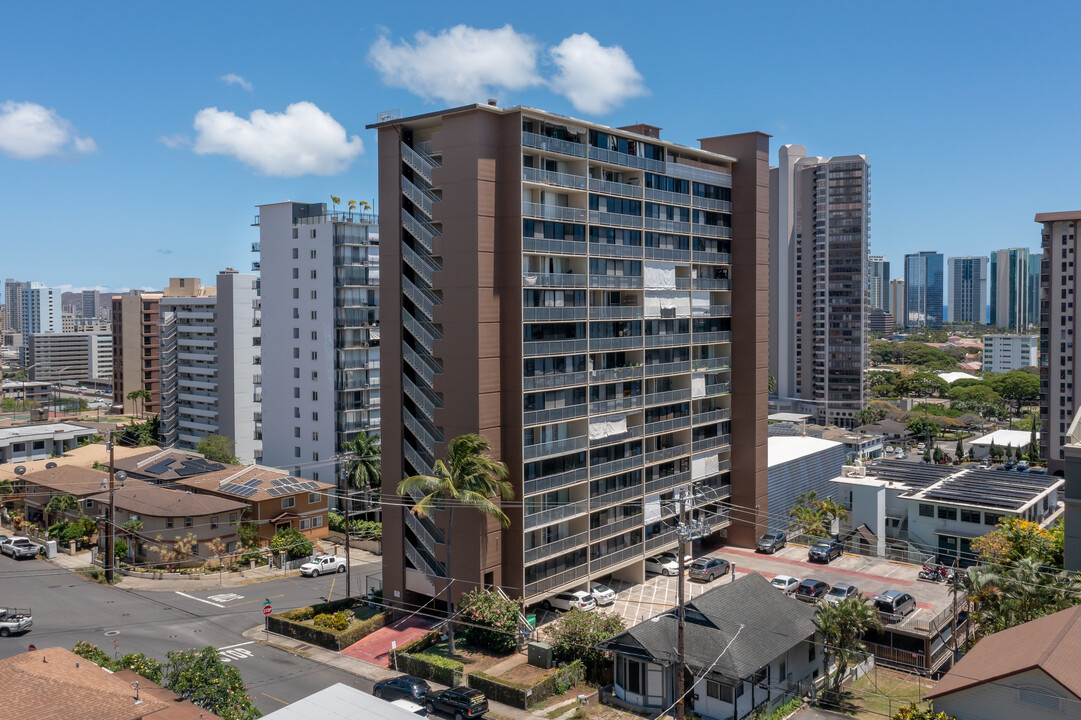 Victoria Towers in Honolulu, HI - Building Photo