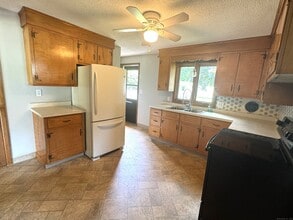 6 Lydall St in Manchester, CT - Building Photo - Building Photo