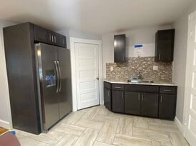 107 Ferry St in Easthampton, MA - Building Photo