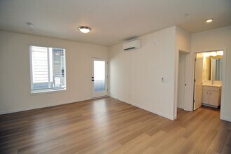 1111 SE Tenino St in Portland, OR - Foto de edificio - Building Photo