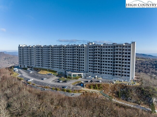 303 Sugar Top Dr in Sugar Mountain, NC - Foto de edificio - Building Photo