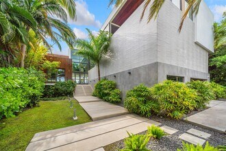 7311 Belle Meade Island Dr in Miami, FL - Building Photo - Building Photo