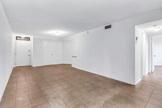 210 Lake Pointe Dr in Oakland Park, FL - Building Photo - Building Photo