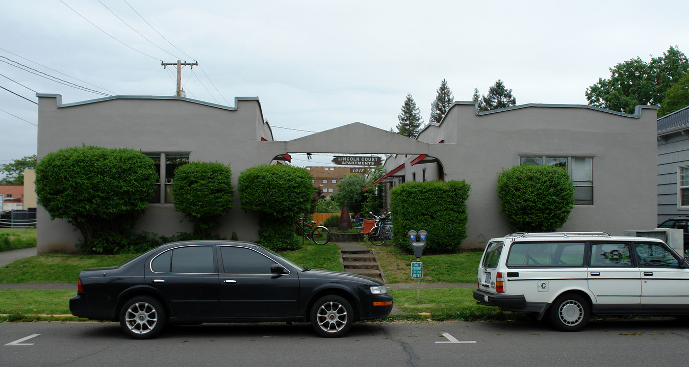 Lincoln Court Apartments in Eugene, OR - Building Photo