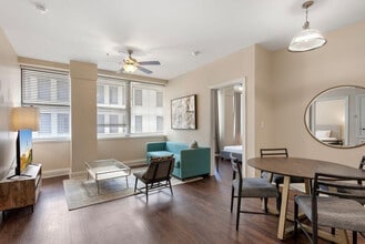 925 Common St in New Orleans, LA - Building Photo - Building Photo