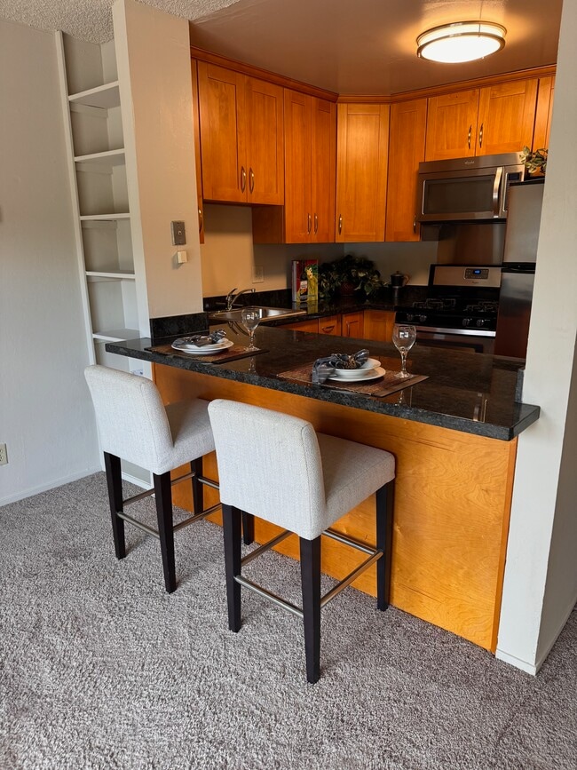 Whitman Manor in San Bruno, CA - Building Photo - Building Photo