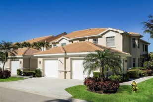 6295 Wilshire Pines Cir in Naples, FL - Building Photo