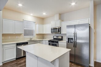 834 N 18th Ave in Cornelius, OR - Building Photo - Building Photo