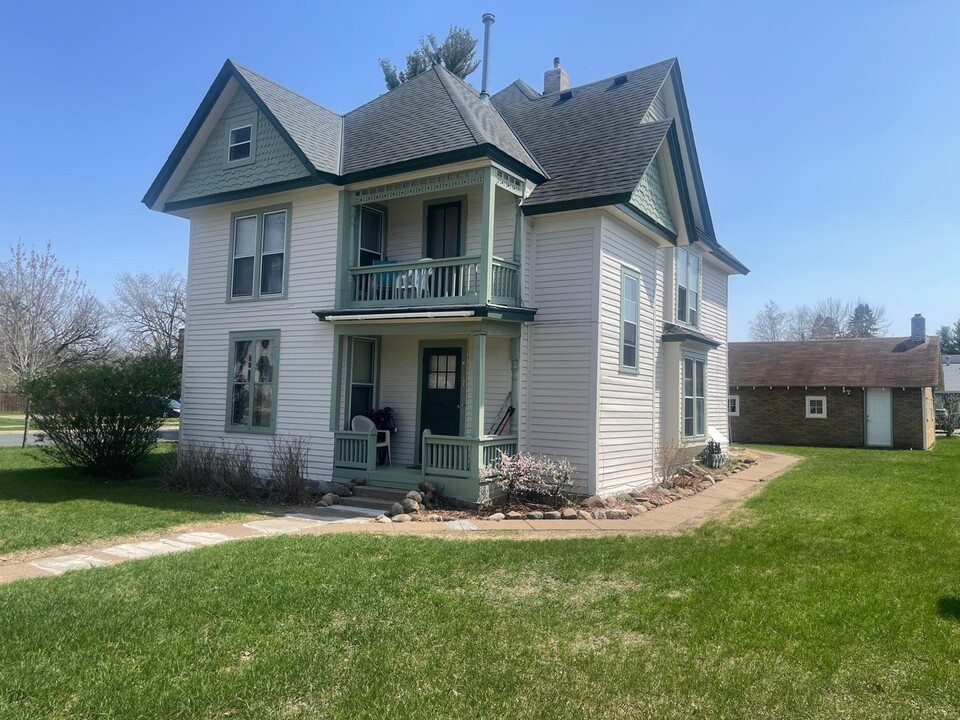 6447 Elm St, Unit 1 in North Branch, MN - Foto de edificio