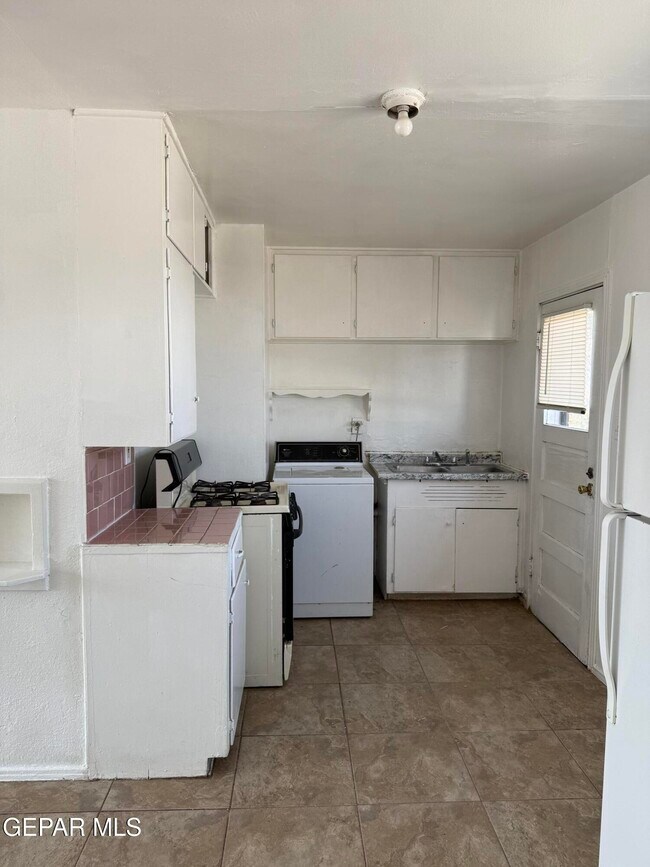 1300 N Ochoa St in El Paso, TX - Building Photo - Building Photo