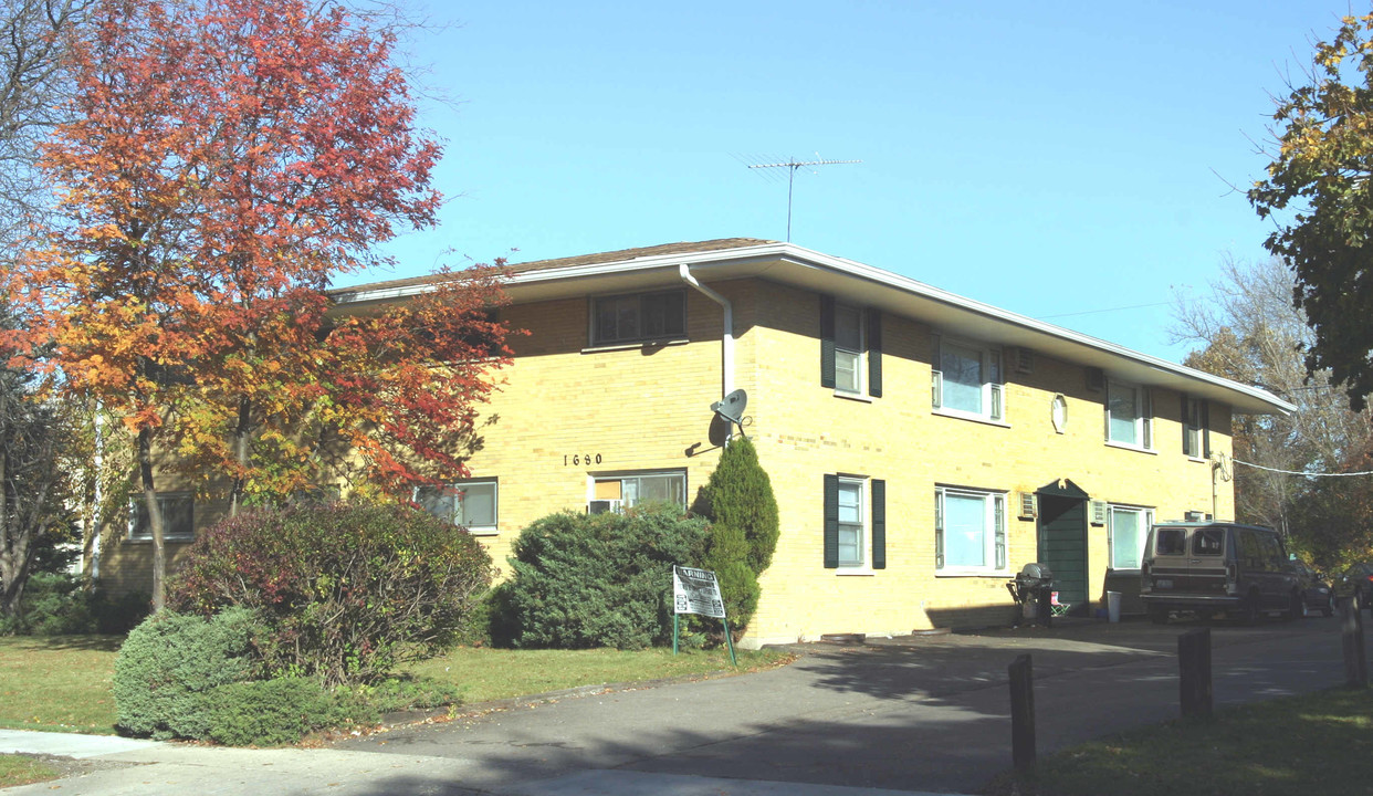 1680 Mark Ave in Elgin, IL - Foto de edificio