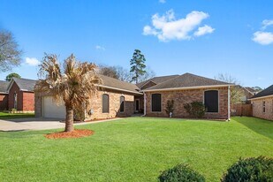 9292 Deepwater Dr in Montgomery, TX - Building Photo