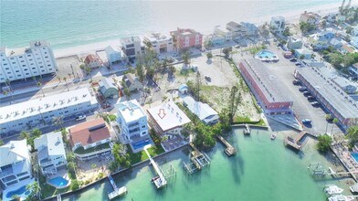 8535 Blind Pass Dr-Unit -203 in Treasure Island, FL - Foto de edificio - Building Photo