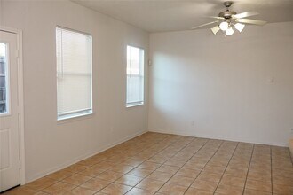 15931 Winston Point Ln in Houston, TX - Foto de edificio - Building Photo