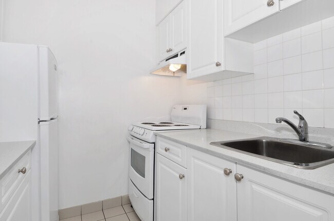 1265 Burnaby St in Vancouver, BC - Building Photo - Building Photo
