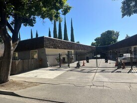 2412 Vera Cruz Dr in Modesto, CA - Building Photo