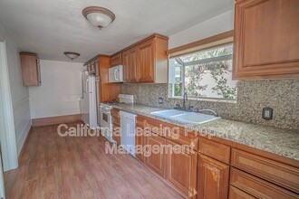 33244 Spring St in Santa Clarita, CA - Foto de edificio - Building Photo